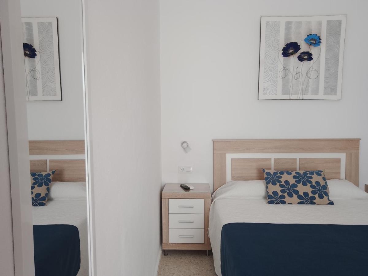 Отель Hostal Los Arcos Чипиона Экстерьер фото