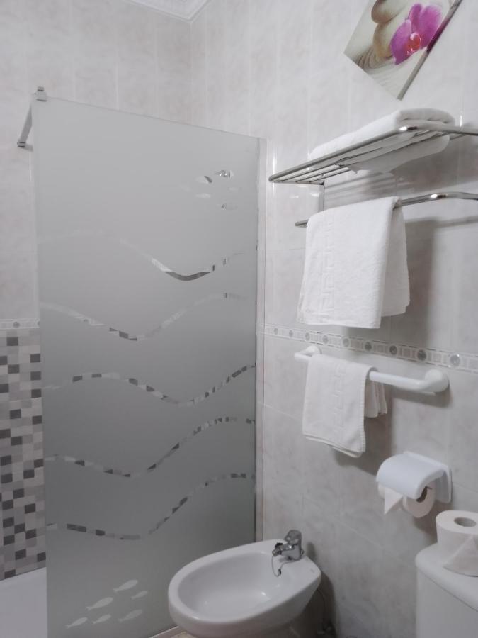 Отель Hostal Los Arcos Чипиона Экстерьер фото
