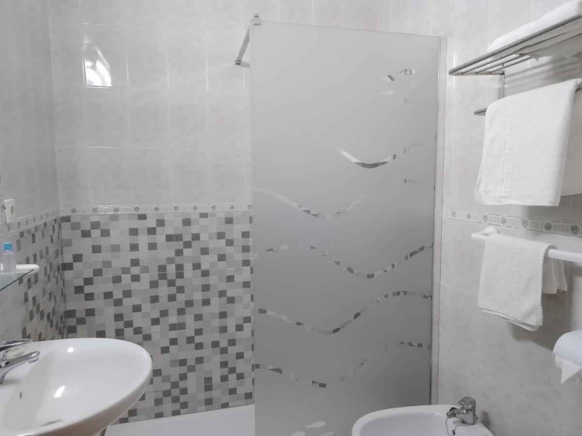 Отель Hostal Los Arcos Чипиона Экстерьер фото