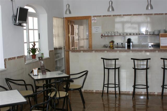 Отель Hostal Los Arcos Чипиона Экстерьер фото