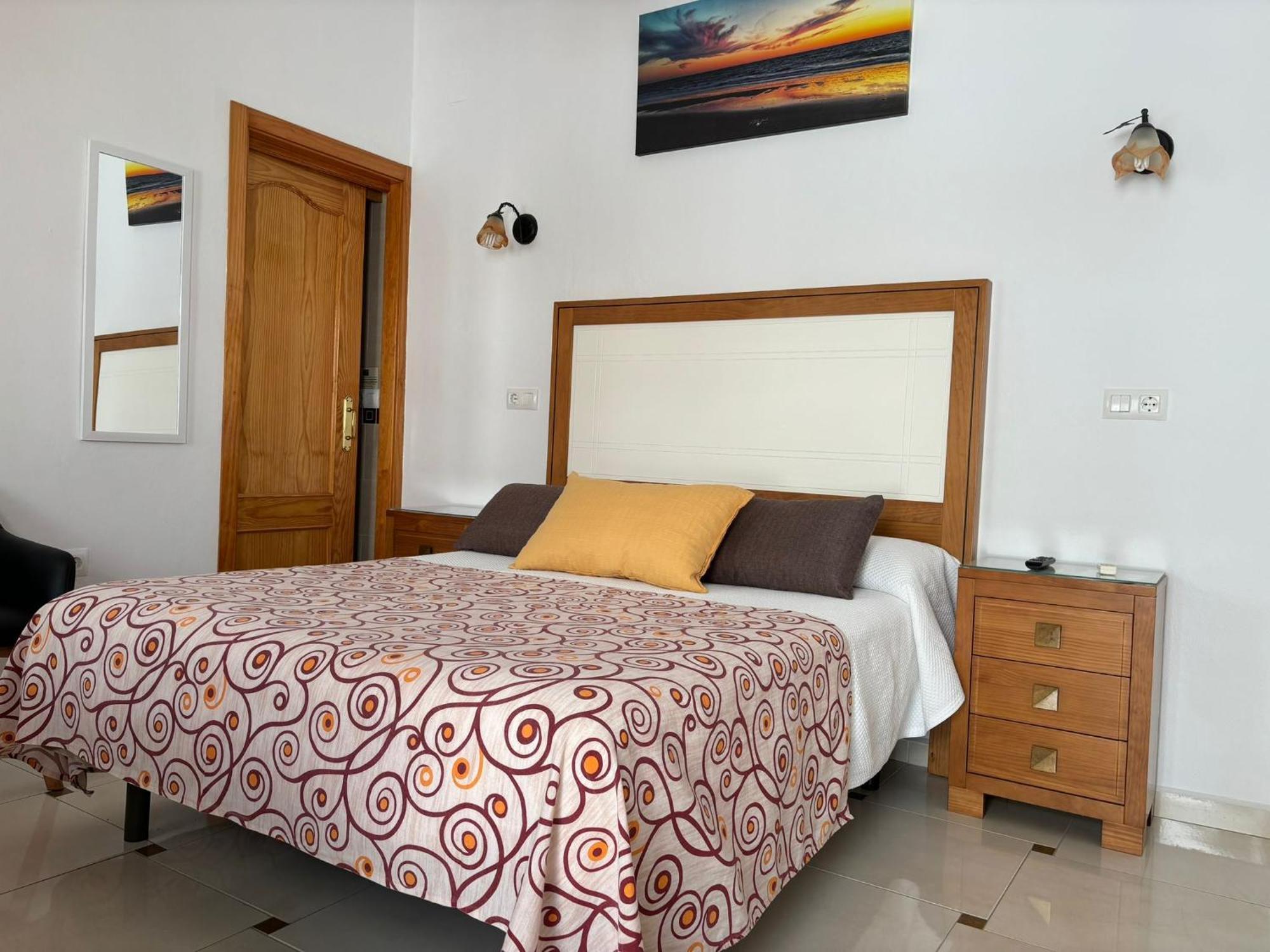 Отель Hostal Los Arcos Чипиона Экстерьер фото