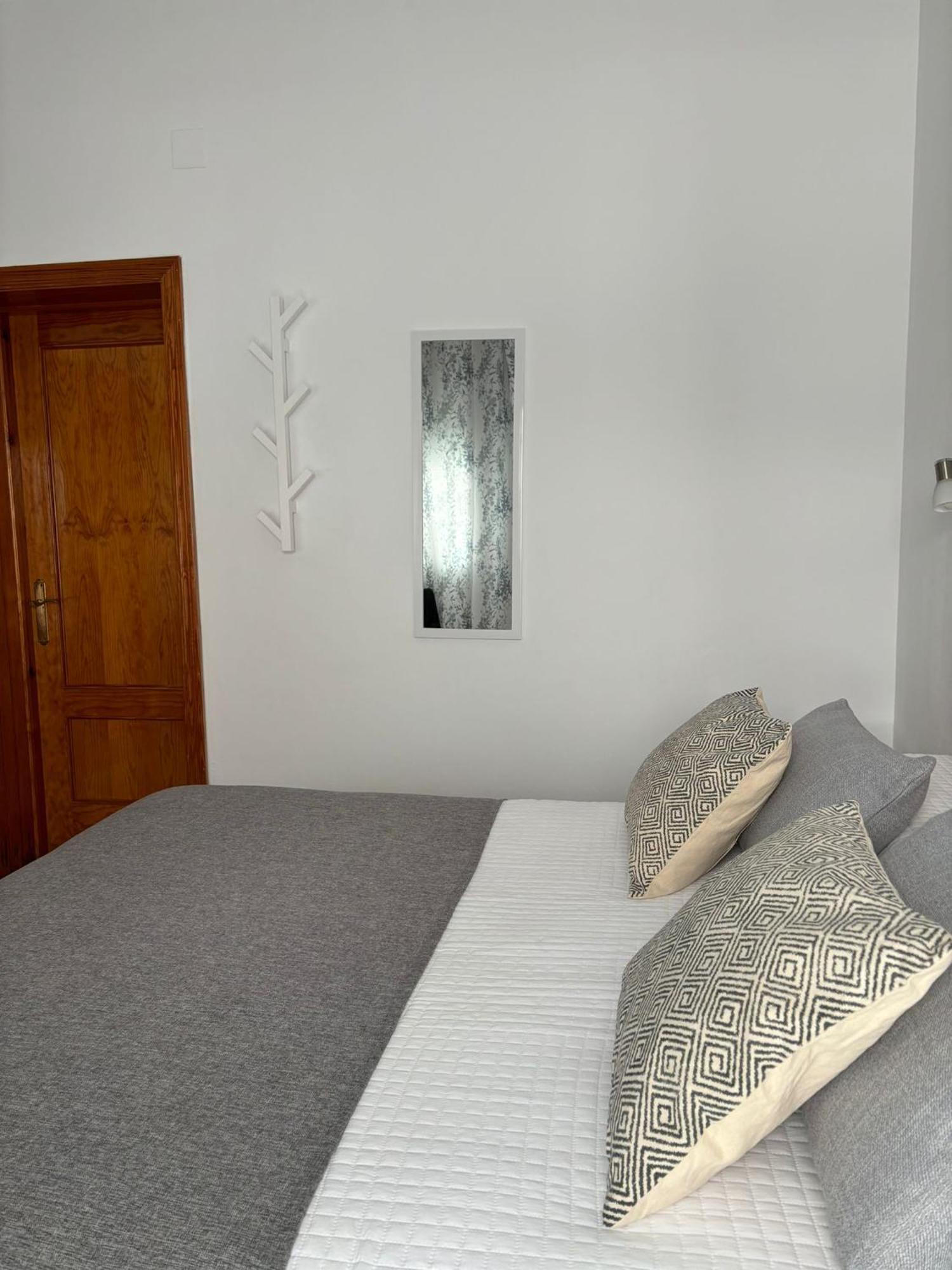 Отель Hostal Los Arcos Чипиона Экстерьер фото