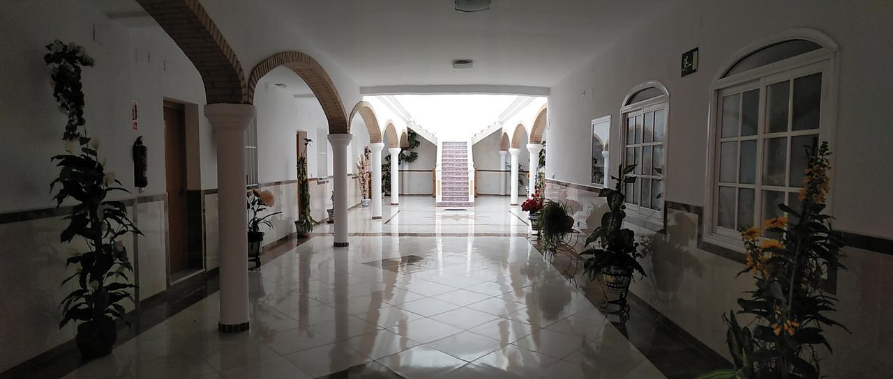 Отель Hostal Los Arcos Чипиона Экстерьер фото