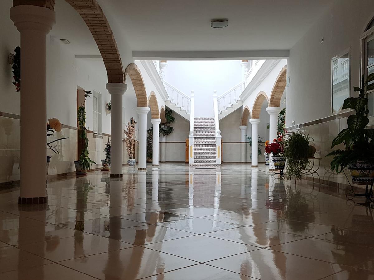Отель Hostal Los Arcos Чипиона Экстерьер фото