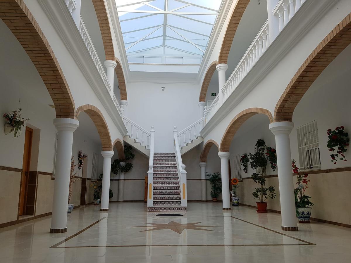 Отель Hostal Los Arcos Чипиона Экстерьер фото