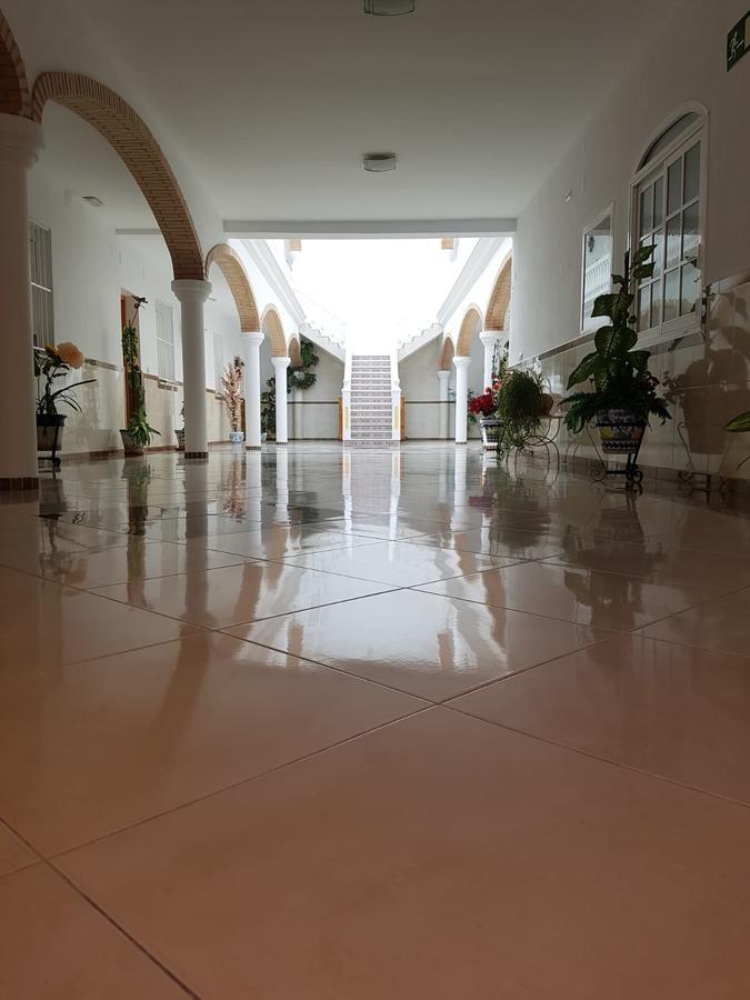 Отель Hostal Los Arcos Чипиона Экстерьер фото